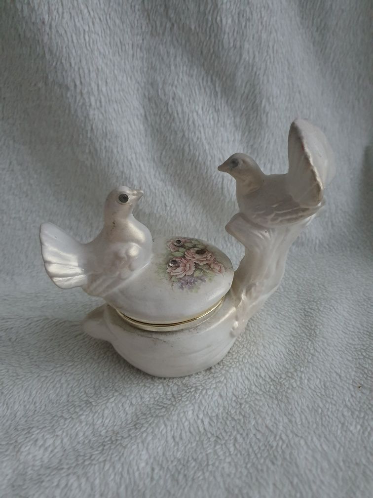 ceramiczna szkatułka na biżuterię puzderko białe gołębie ptaki kwiaty