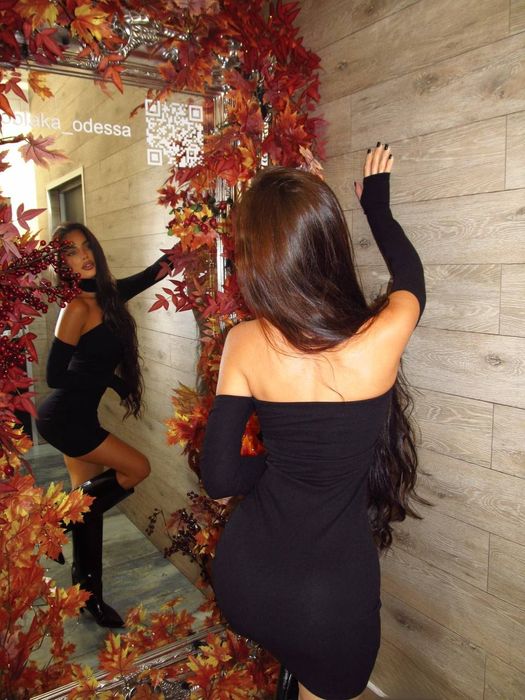 сукня міні з голоми плечима чокером