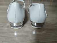 Białe buty Graceland
