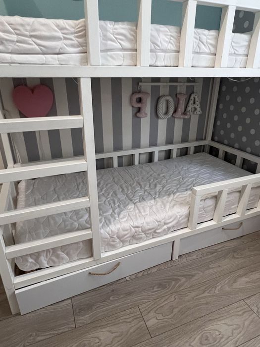 Łóżko piętrowe domek