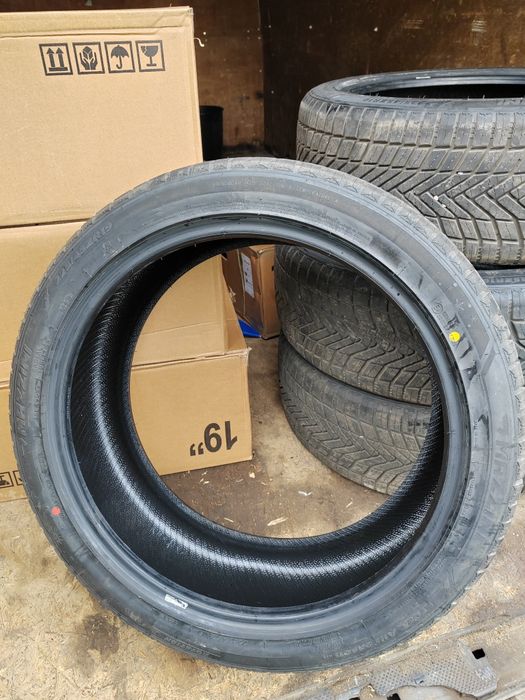 Opony wielosezonowe 225 - 45 - 19 jak nowe