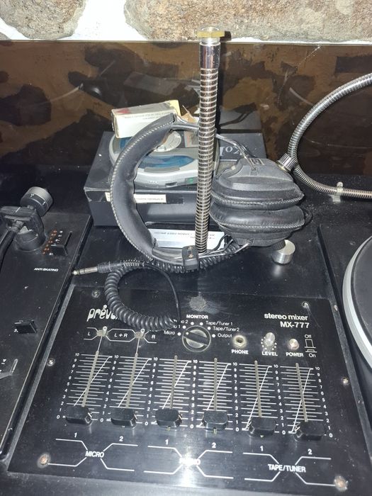 Aparelhagem antiga em bom estado. Tem alguns endereços