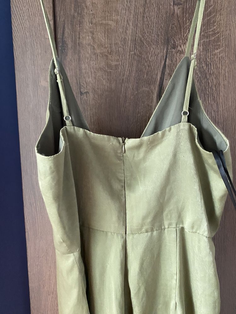 kombinezon khaki missguided satynowy na ramiączkach lejący elegancki