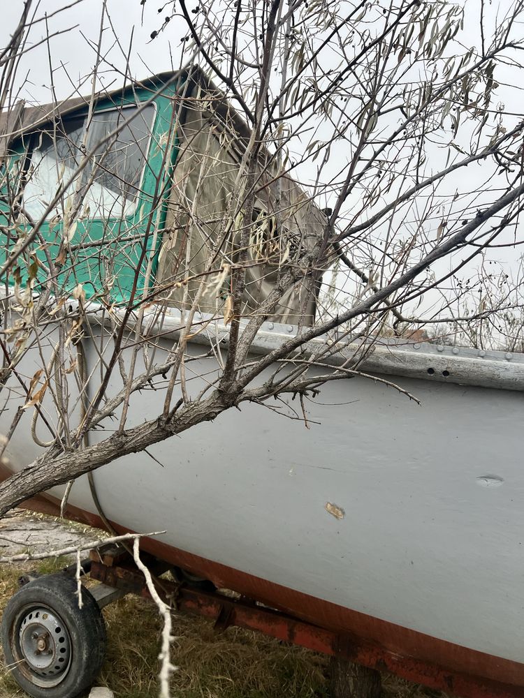 Баркас катер пластиковый на полном ходу