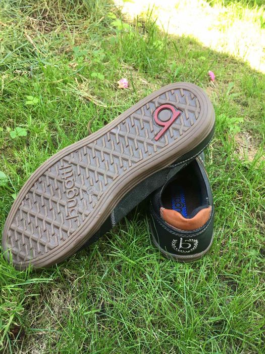 Красовки, туфлі- bugatti