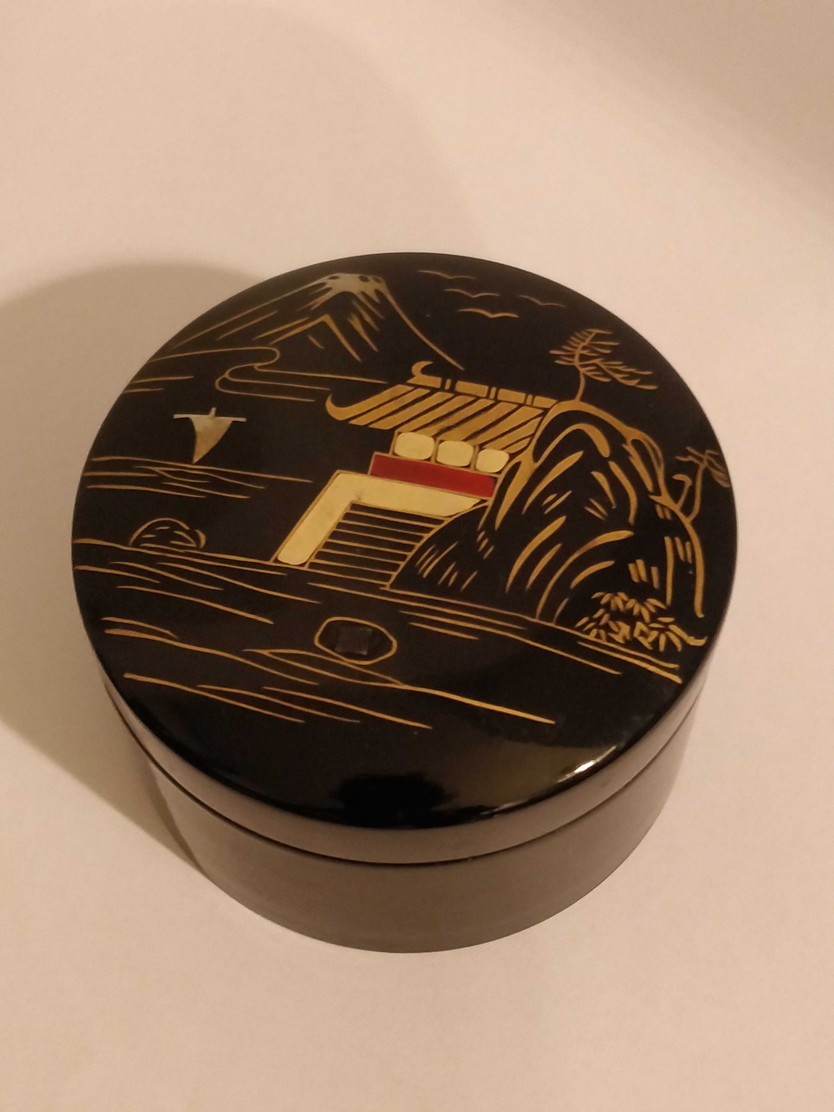 Conjunto de pratos em plástico, com motivos orientais.