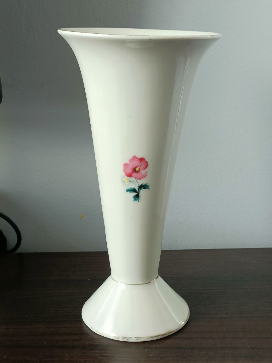 Mleczny wazon z motywem w kwiaty