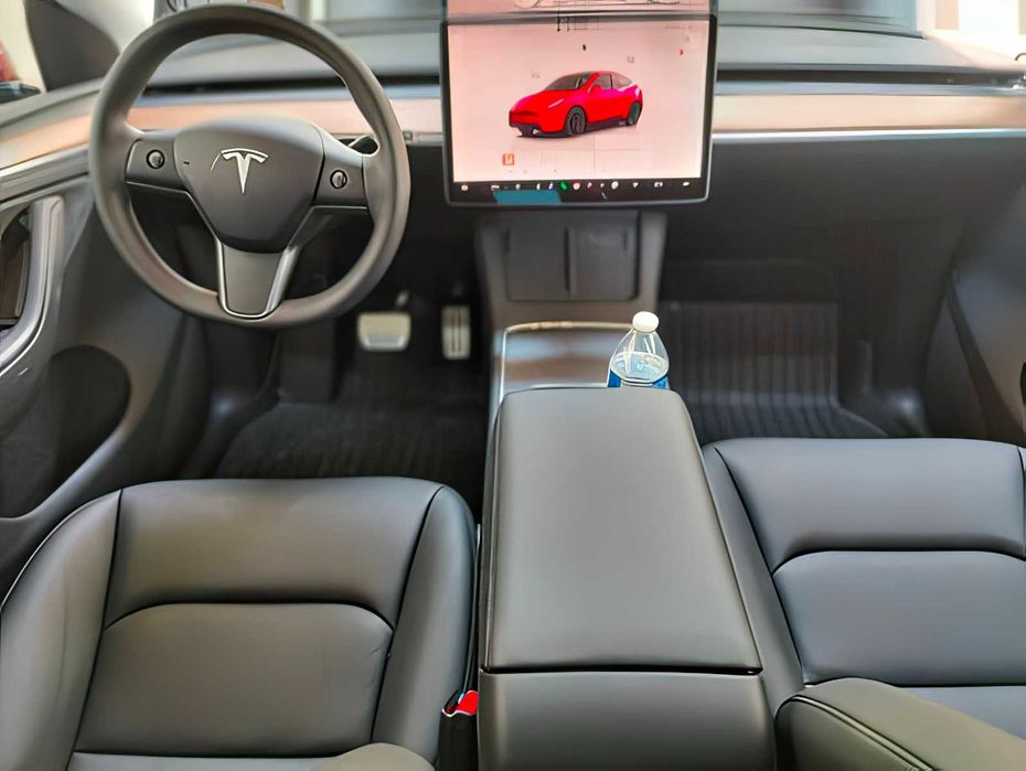 Tesla Model Y      2025