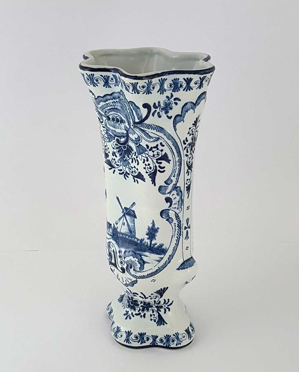 Porcelanowy wazon , sygnowany Delft - XIX wiek?