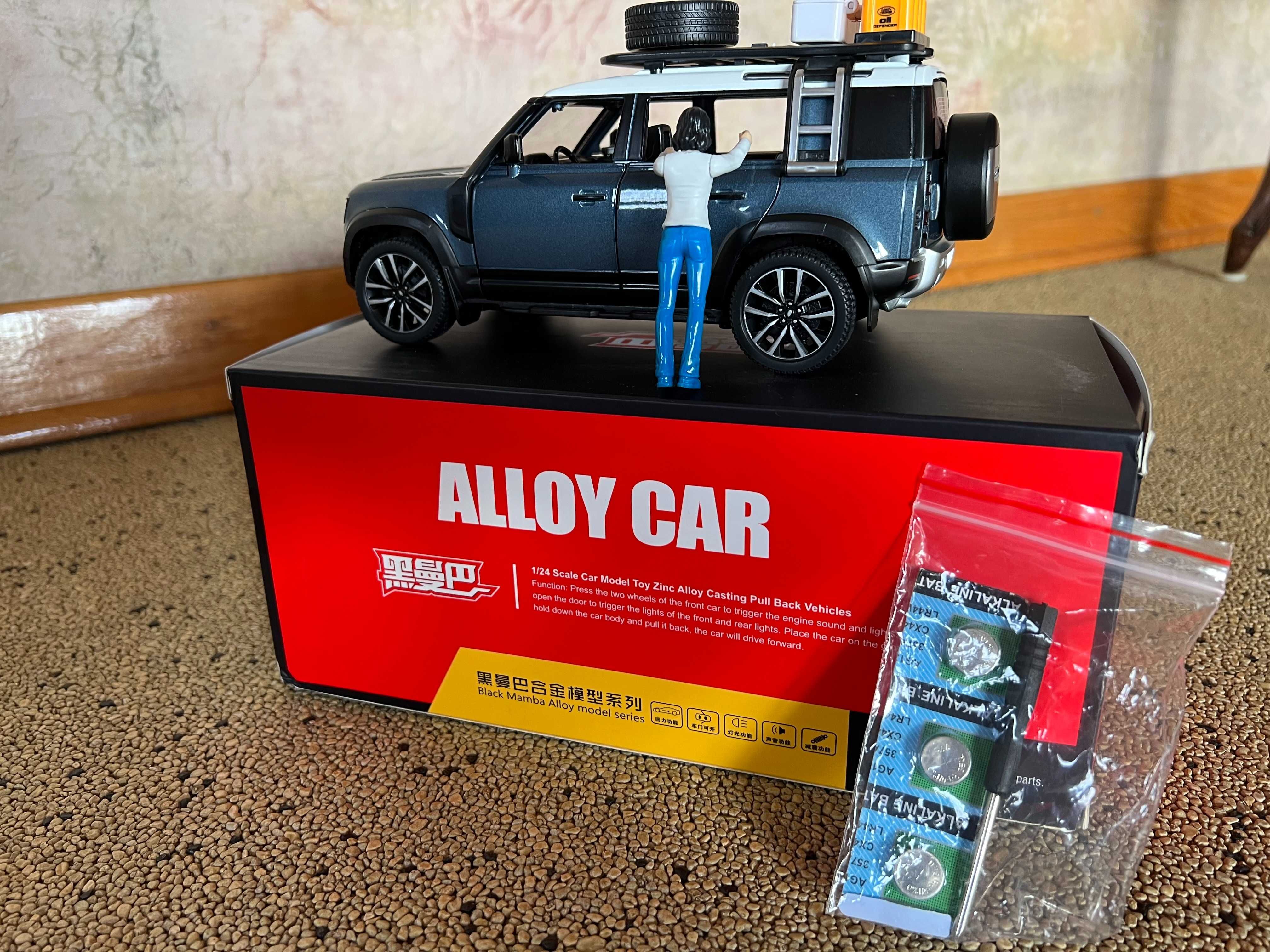 Модель машинки 1/24 - Джип Land Rover Defender металл литьё (игрушка)