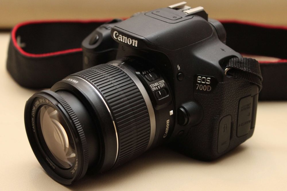 Aparat lustrzanka Canon EOS 700d + obiektyw 18-55mm