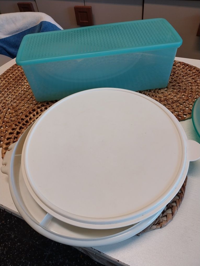 1 caixa Tupperwre's  para aperitivos