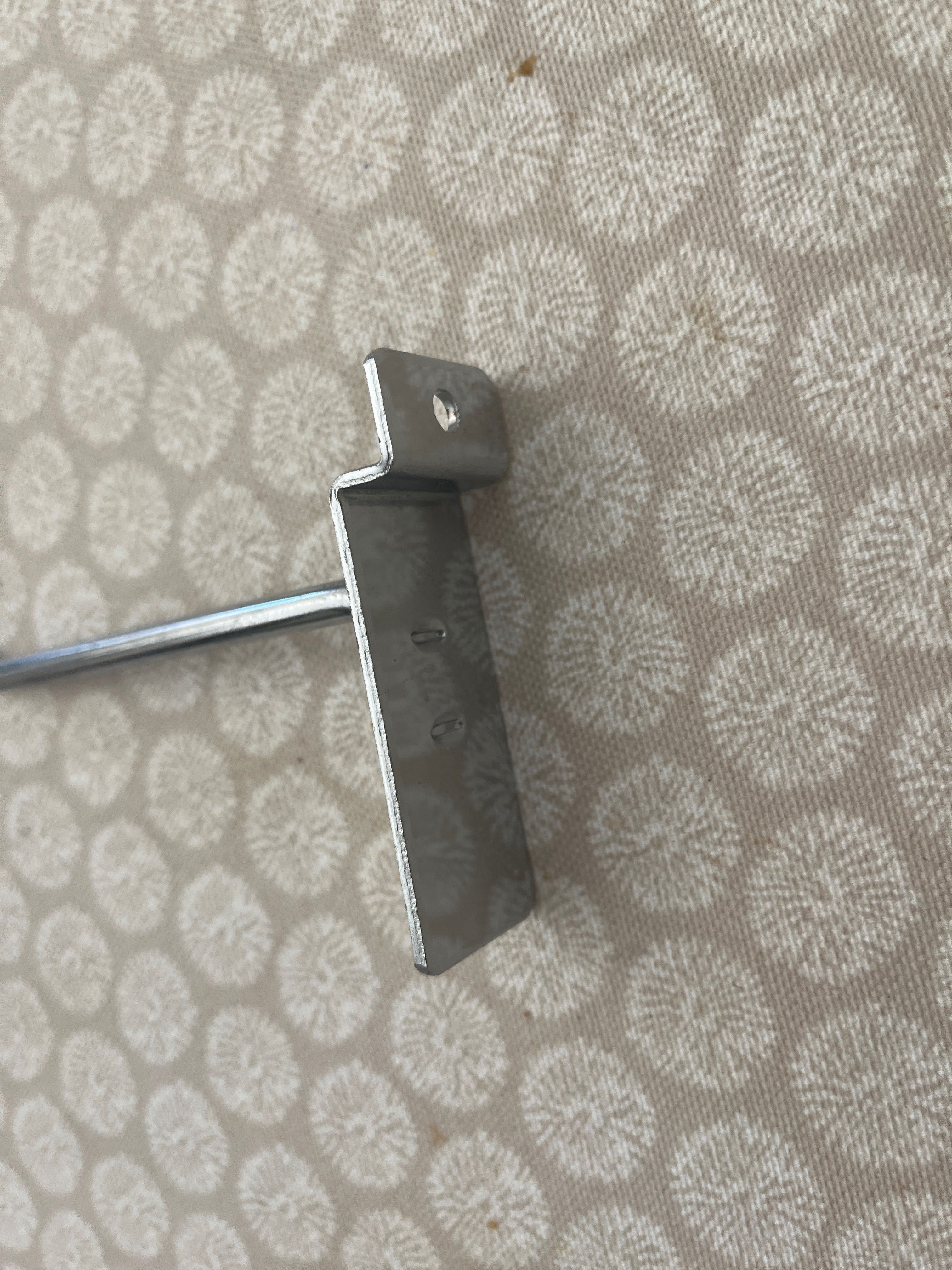 grampos pequeno metalico para prateleira