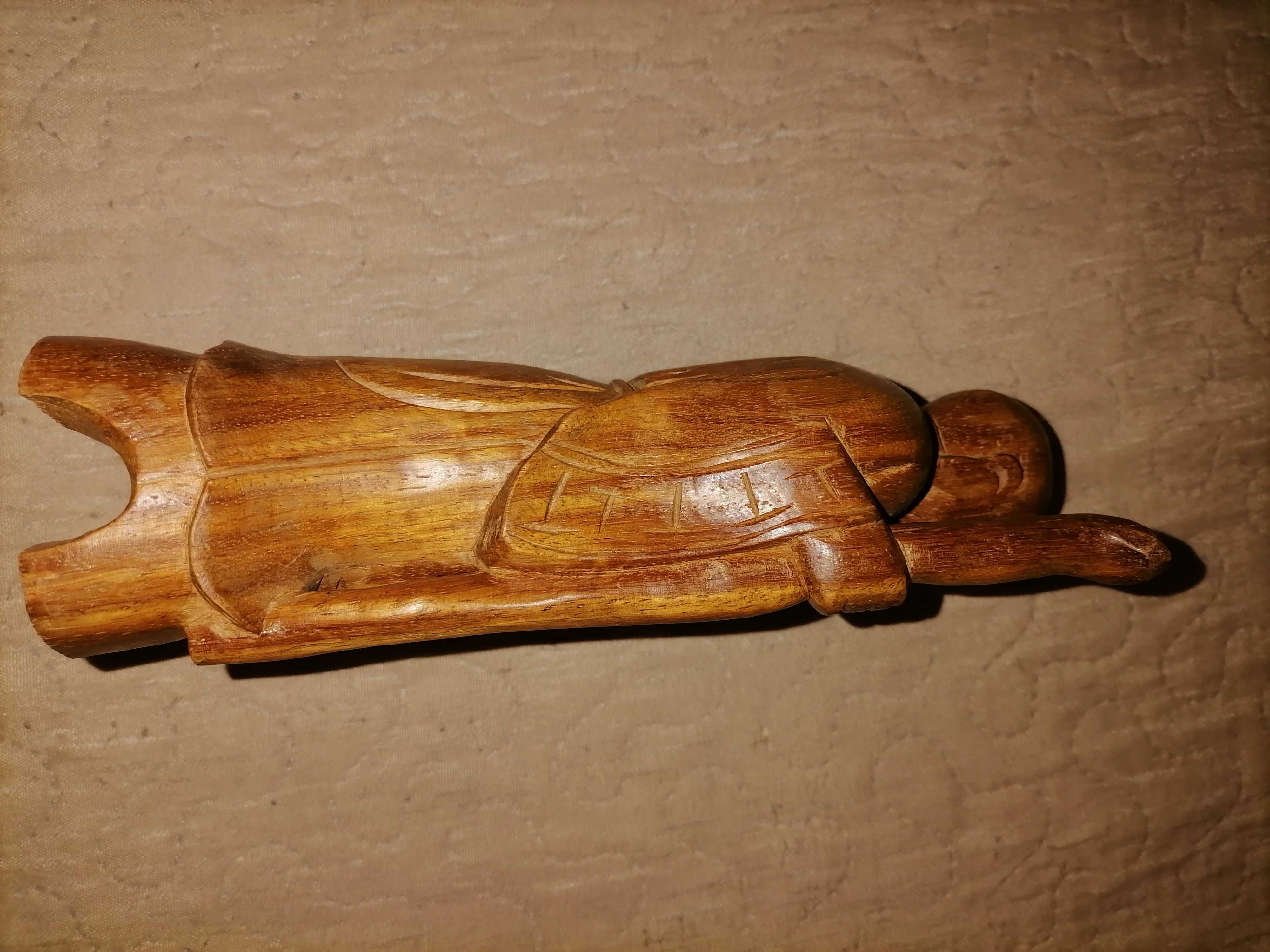 Rzeźba z drewna sandałowego  bardzo twardego. Starzec z laską