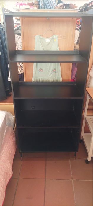 Movel de prateleiras em madeira