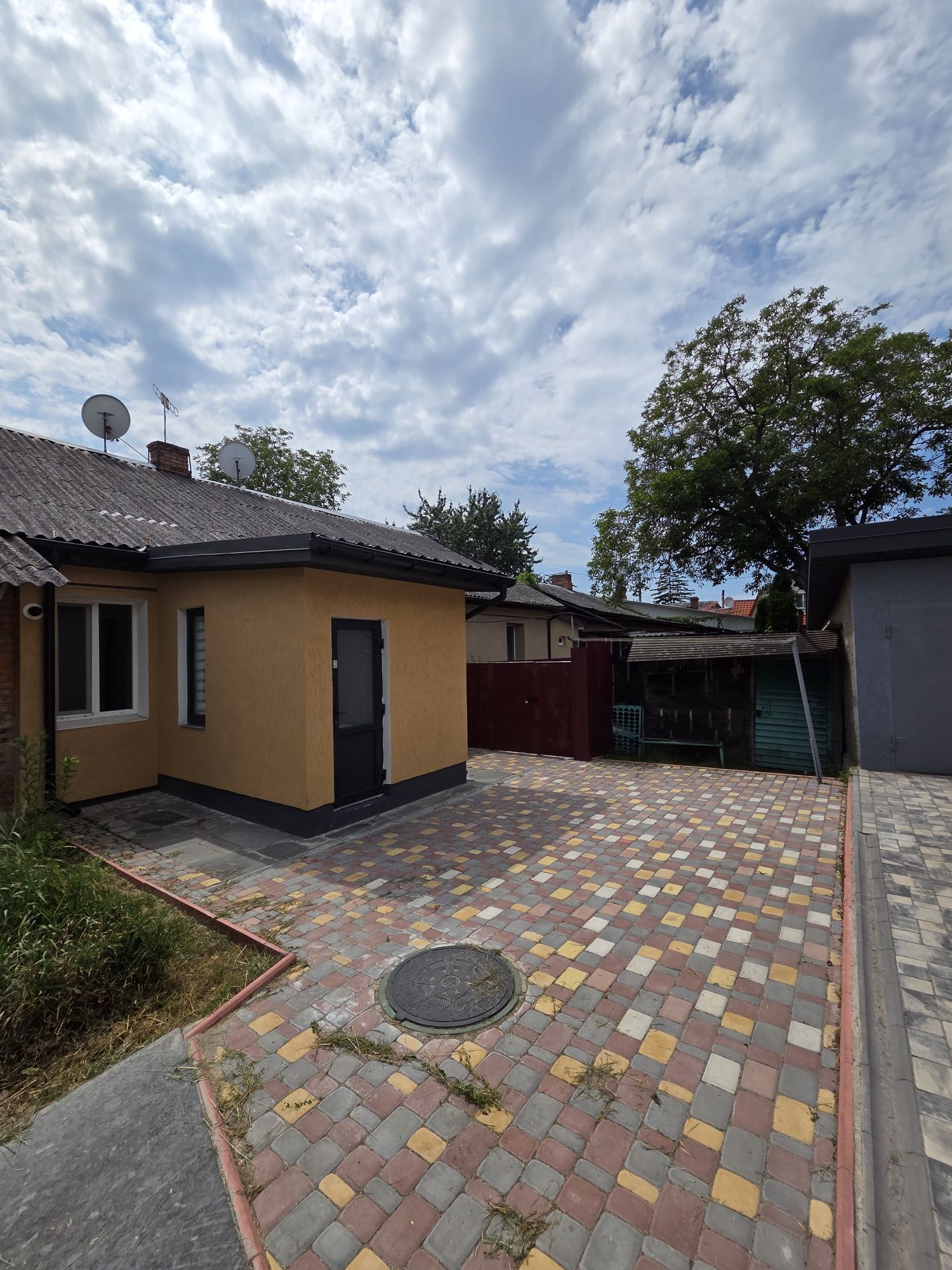 Продаж 2-кім частини будинку з ділянкою 5 сот в центр. частині міста