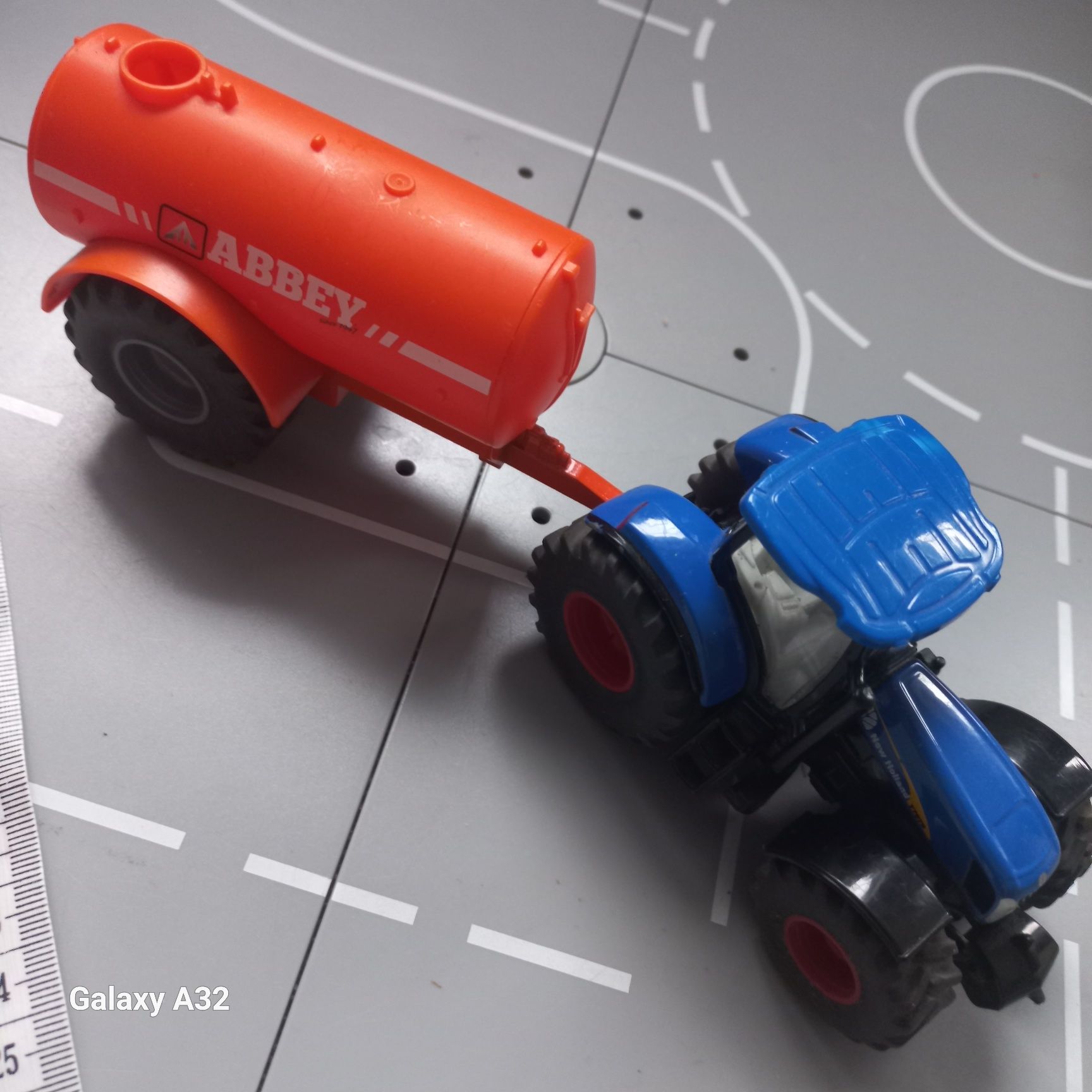 Siku 1:50 traktor new holand z cysterna 23 cm dlugosci