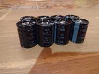 Condensadores eletrolíticos Nichicon 6800 uF 63 V 85ºC como novos