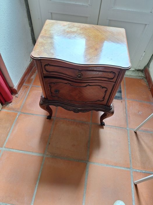 Conjunto de mesas de cabeceira antigas