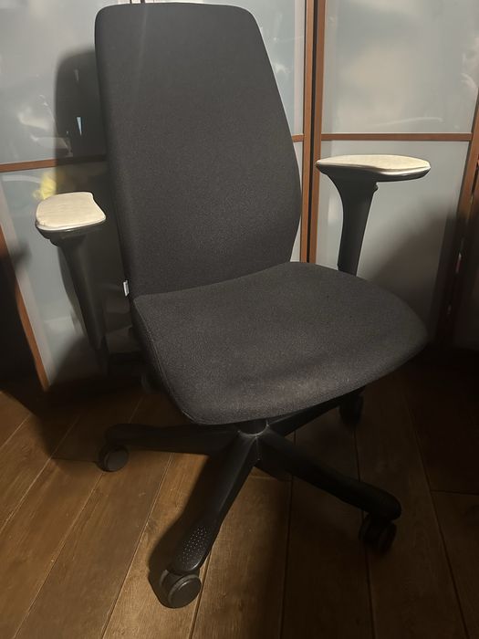 Czarny fotel biurowy Kinnarps 5000 w stanie bardzo dobrym