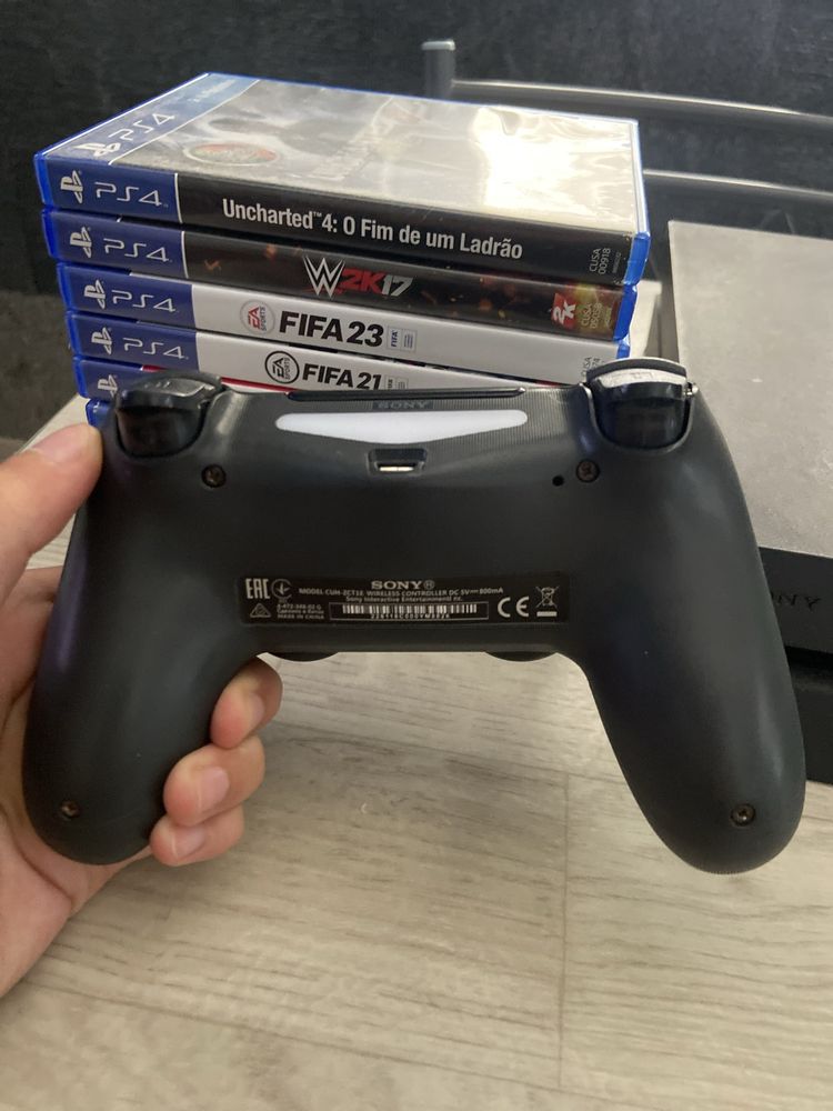 Playstation 4 500GB + 8 jogos incluidos + 2 comandos