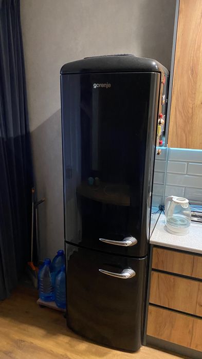 Холодильник чорний