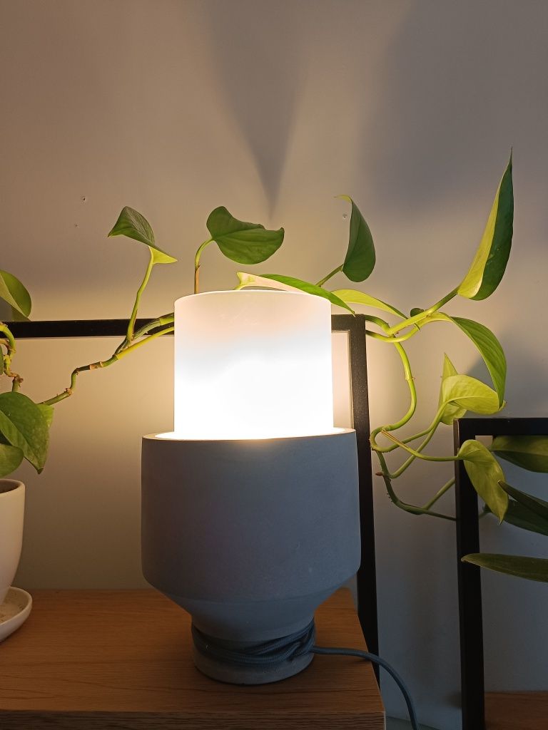 Lampka betonowa stołowa
