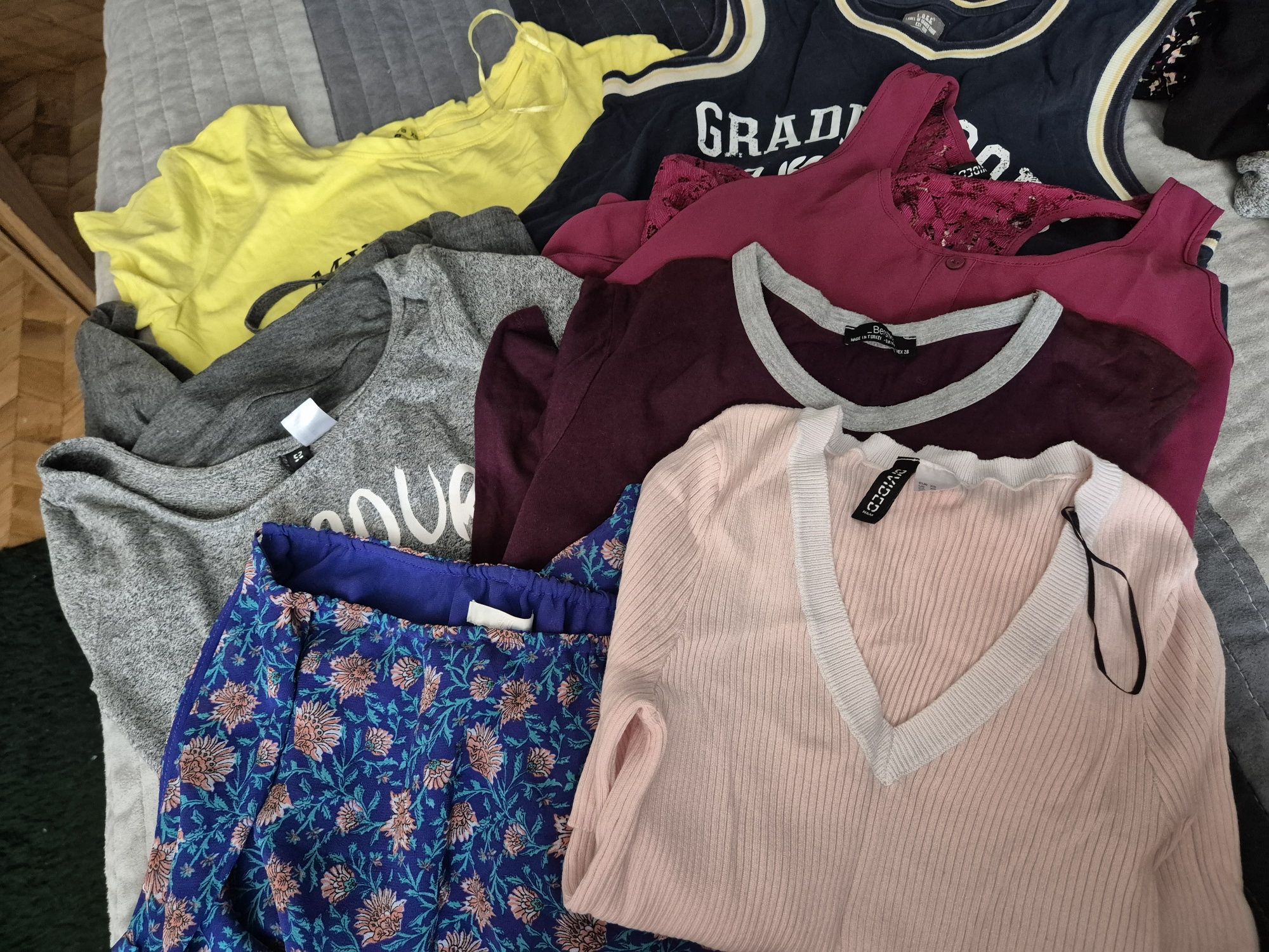 Karton koszulek, crop topy