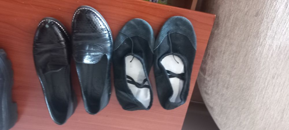 Чешки чорні, зручні.