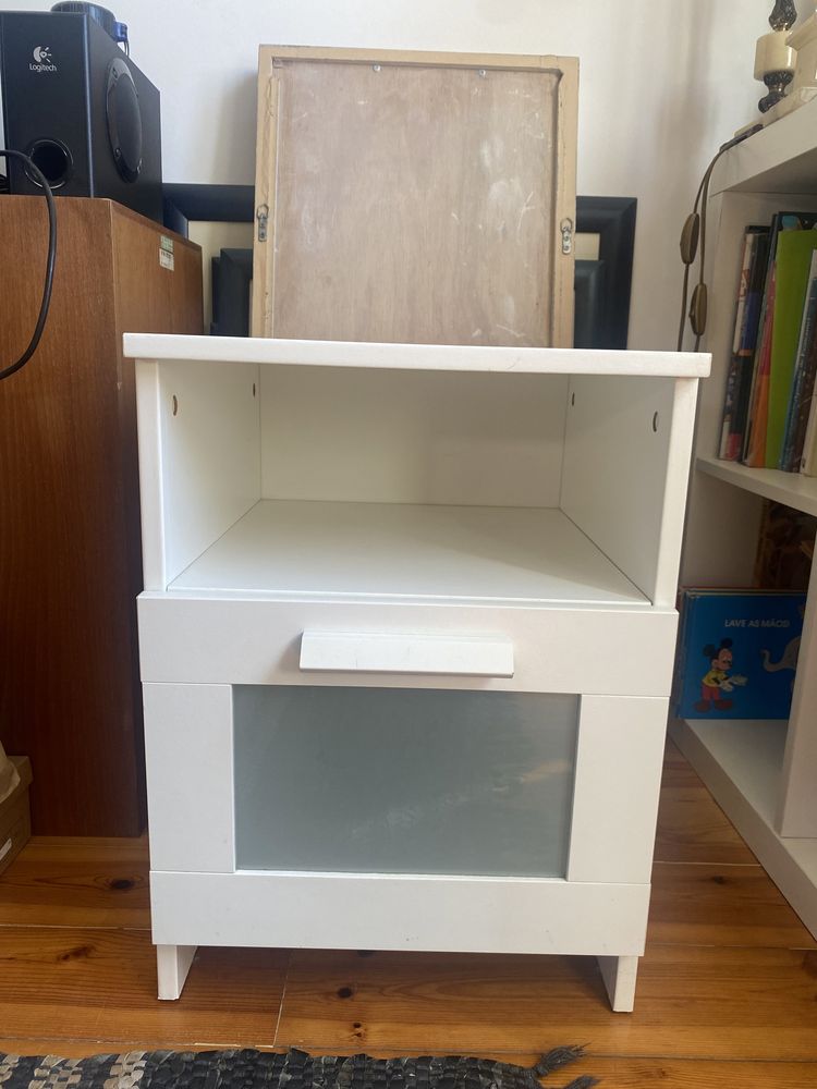 Mesa de cabeceira IKEA como nova