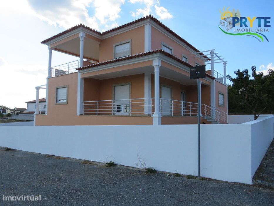 Lote urbano onde se encontra implantada uma Moradia de tipologia T4