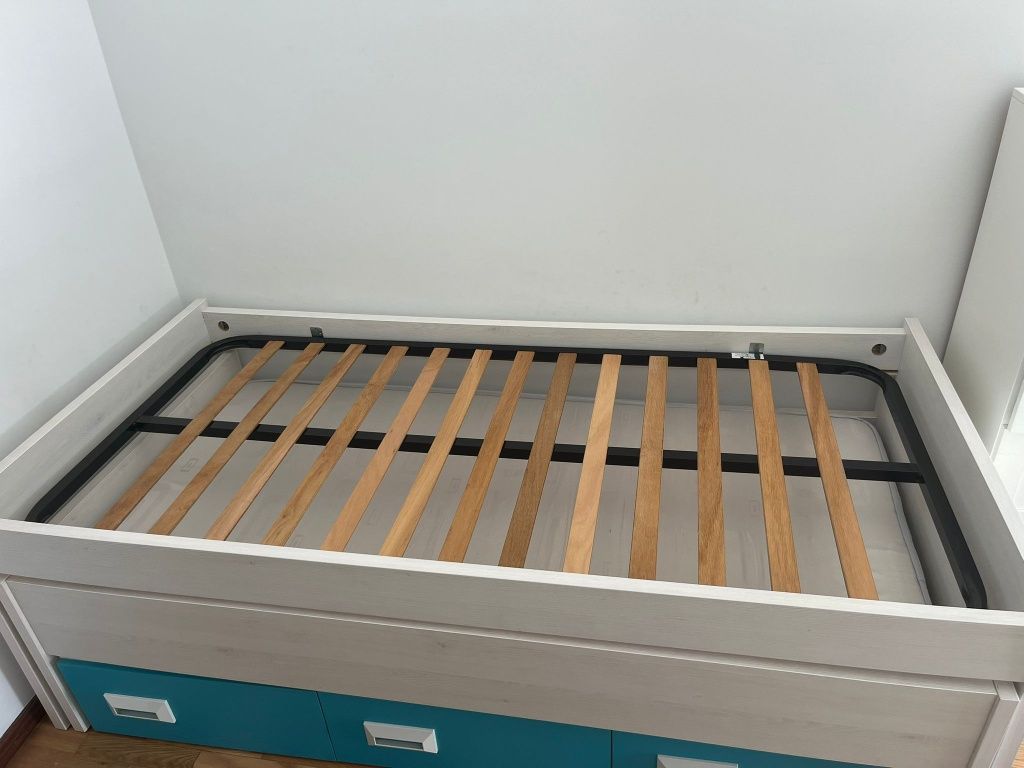 Cama individual dupla com 3 gavetas para arrumação