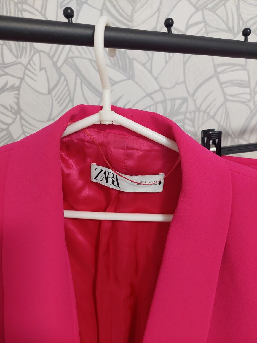 Яскравий костюм від  ZARA