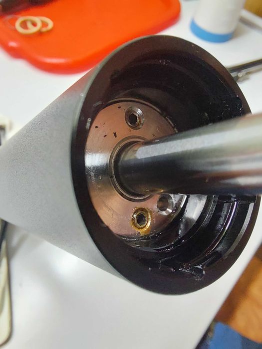 Regeneracja, naprawa siłowników i amortyzatorów.