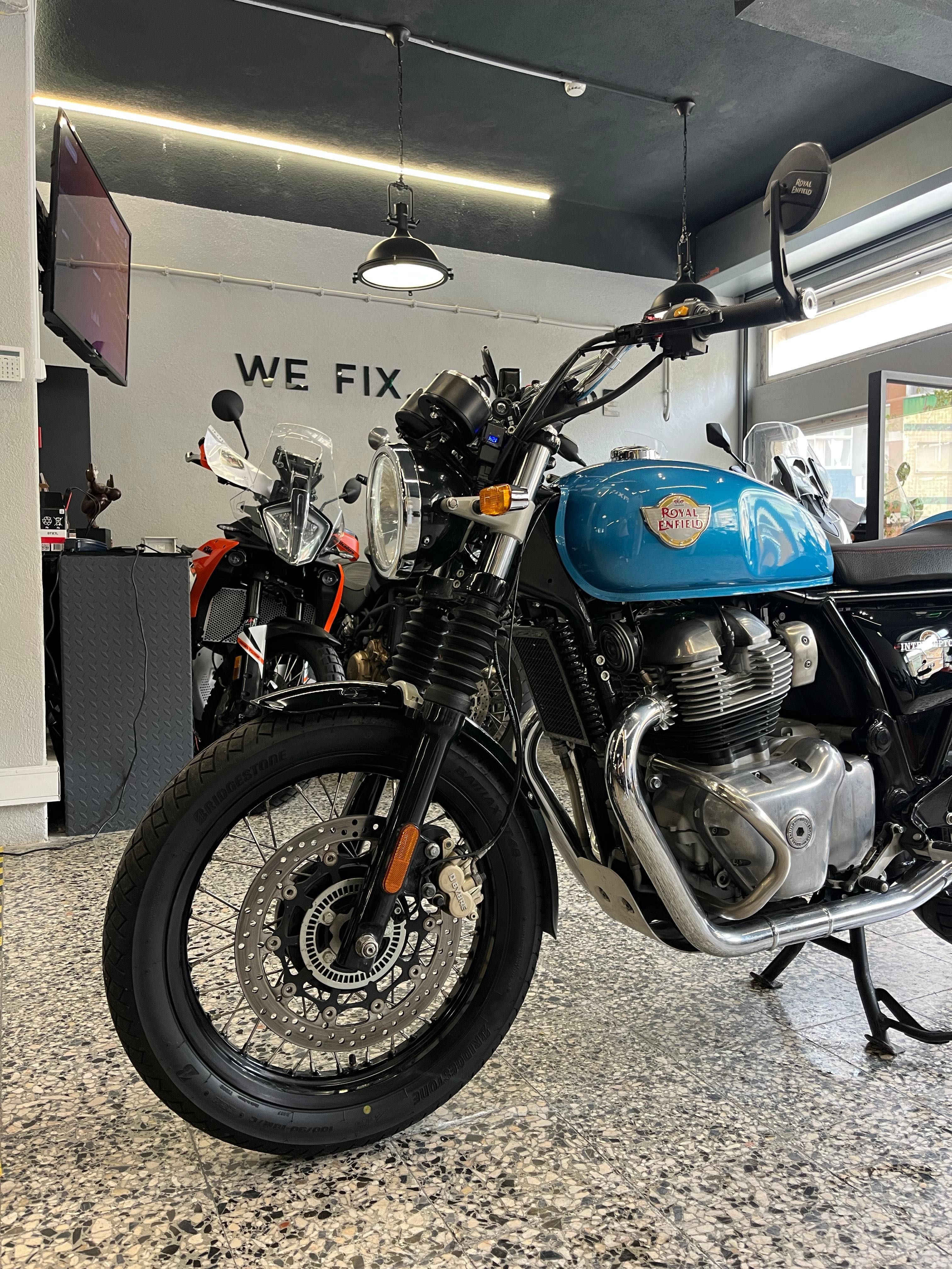 Royal Enfield Interceptor 650 de 2021 Impecável com Extras