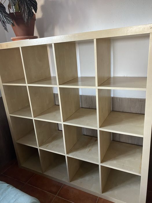 Estante Ikea Kallax com cestos