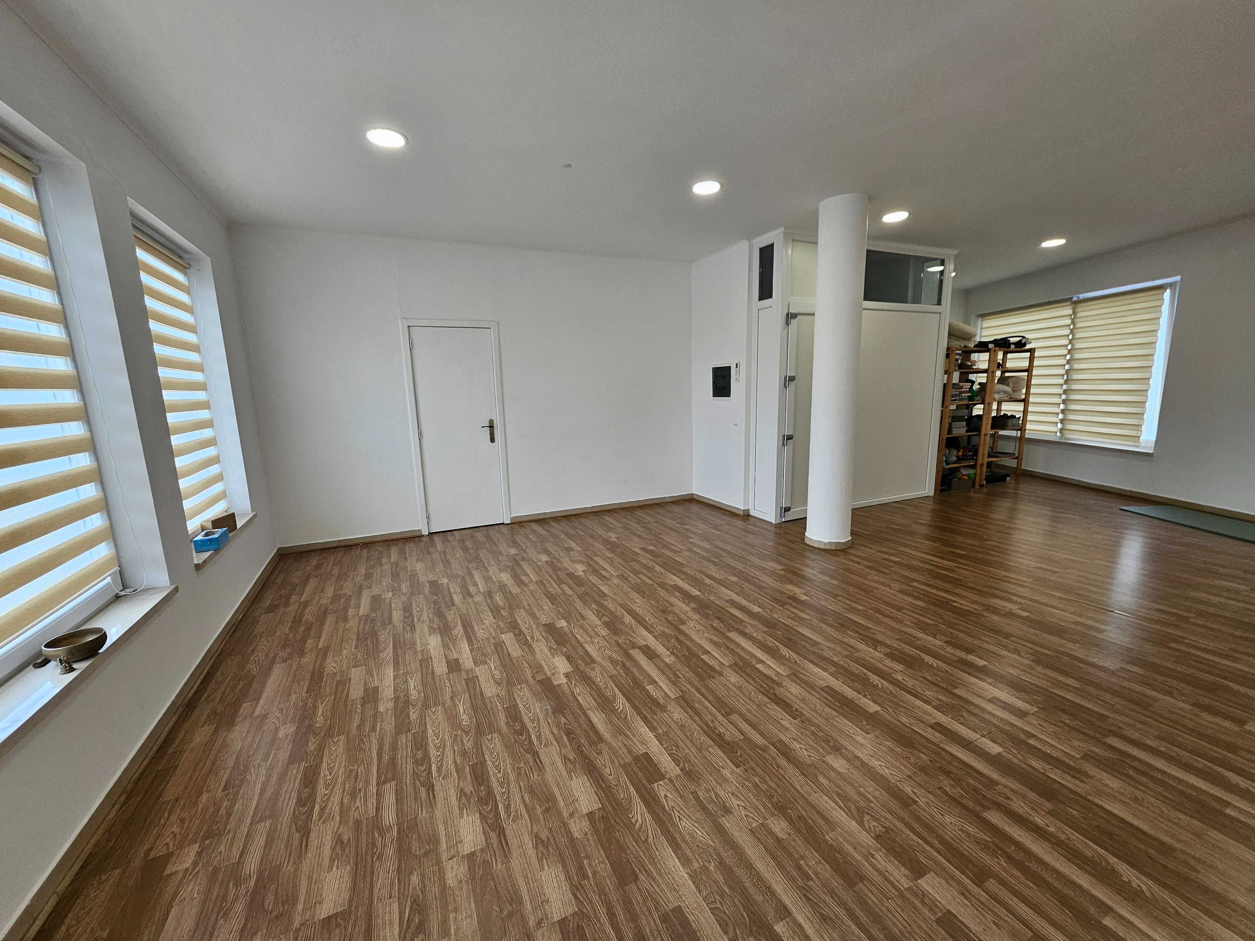 Espaço comercial com rés do chão e andar para arrendamento.