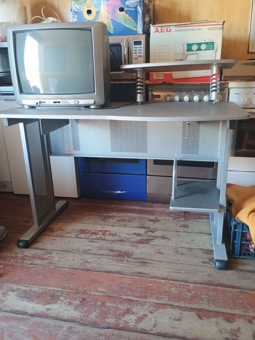 Комп'ютерний стіл. Самовивіз