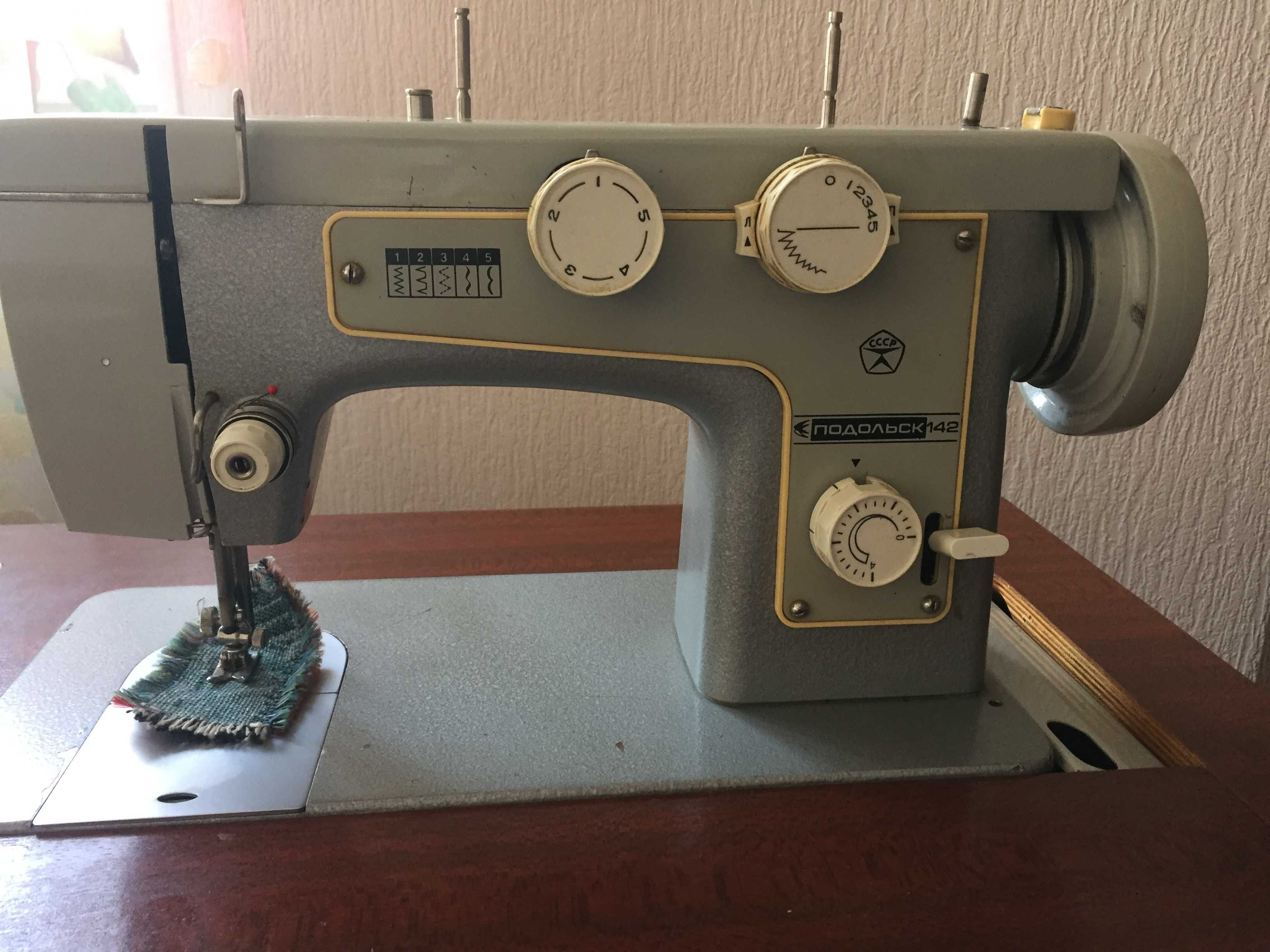 Швейная машина «Подольск-142» с ножным приводом и тумбой