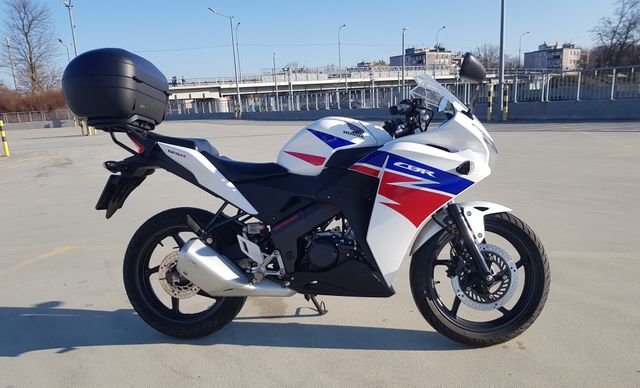 Honda CBR 125R rok 2015 przebieg 10.700km