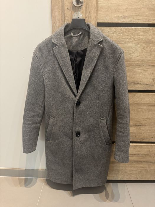 Szary męski płaszcz