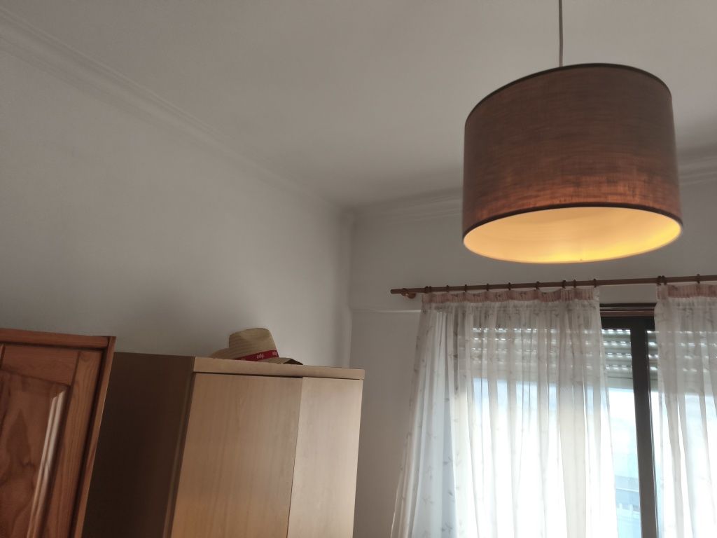 Quarto de criança com cama de 2 gavetas com colchão quarda roupa e com