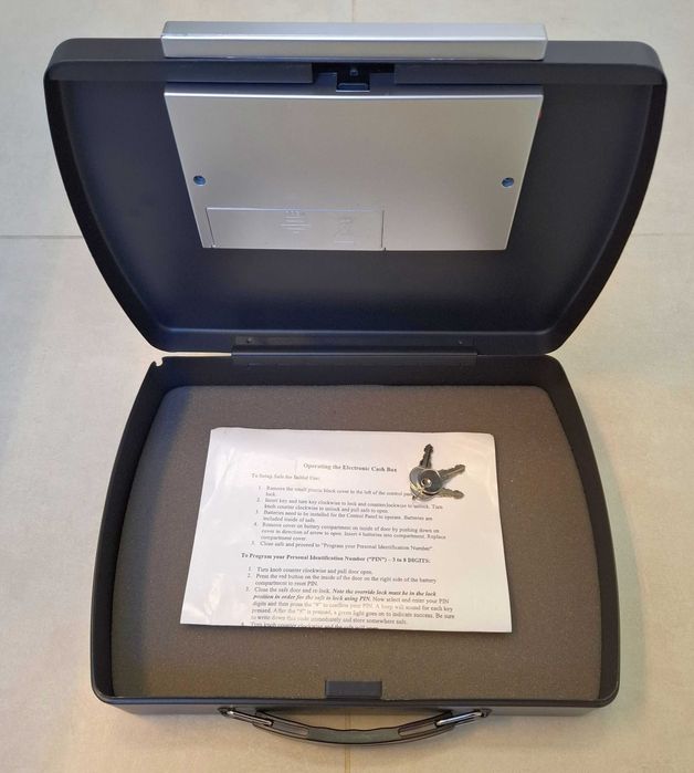 Kasetka z zamkiem szyfrowym. Na dokumenty A4, na klucze, pieniądze