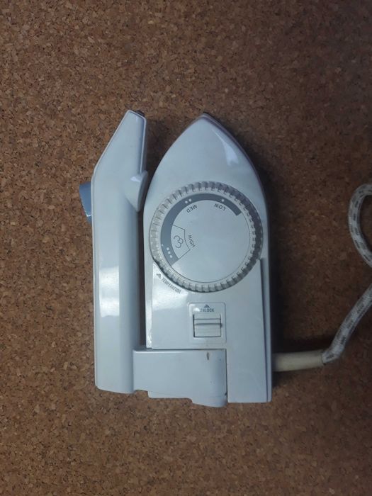 Dois mini ferros de engomar a vapor