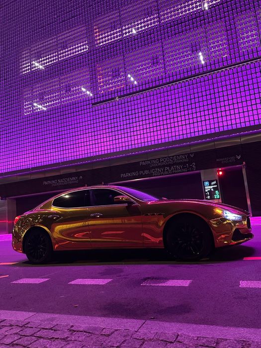 Złote Maserati samochód auto wynajem wesela doby