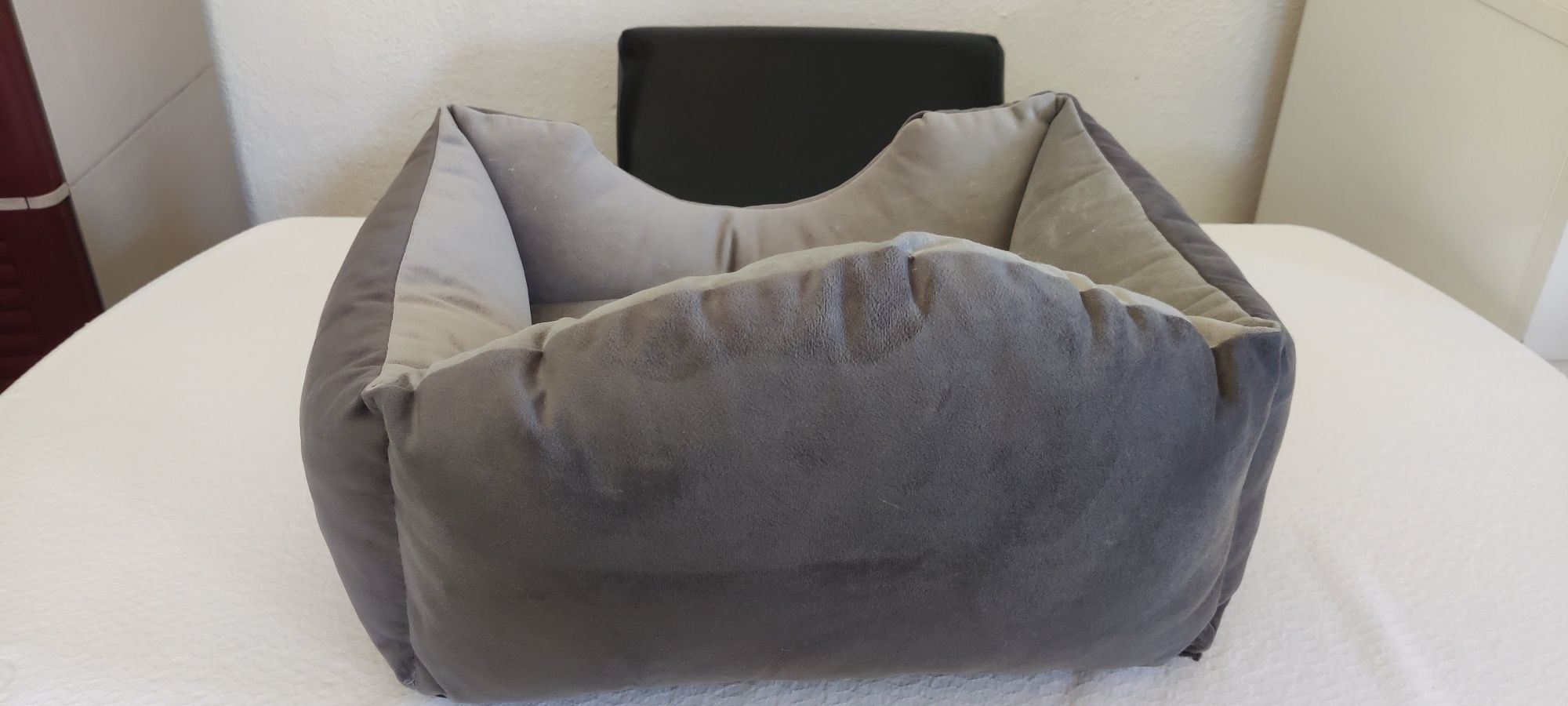 Cama de cão cinzenta para cães pequenos