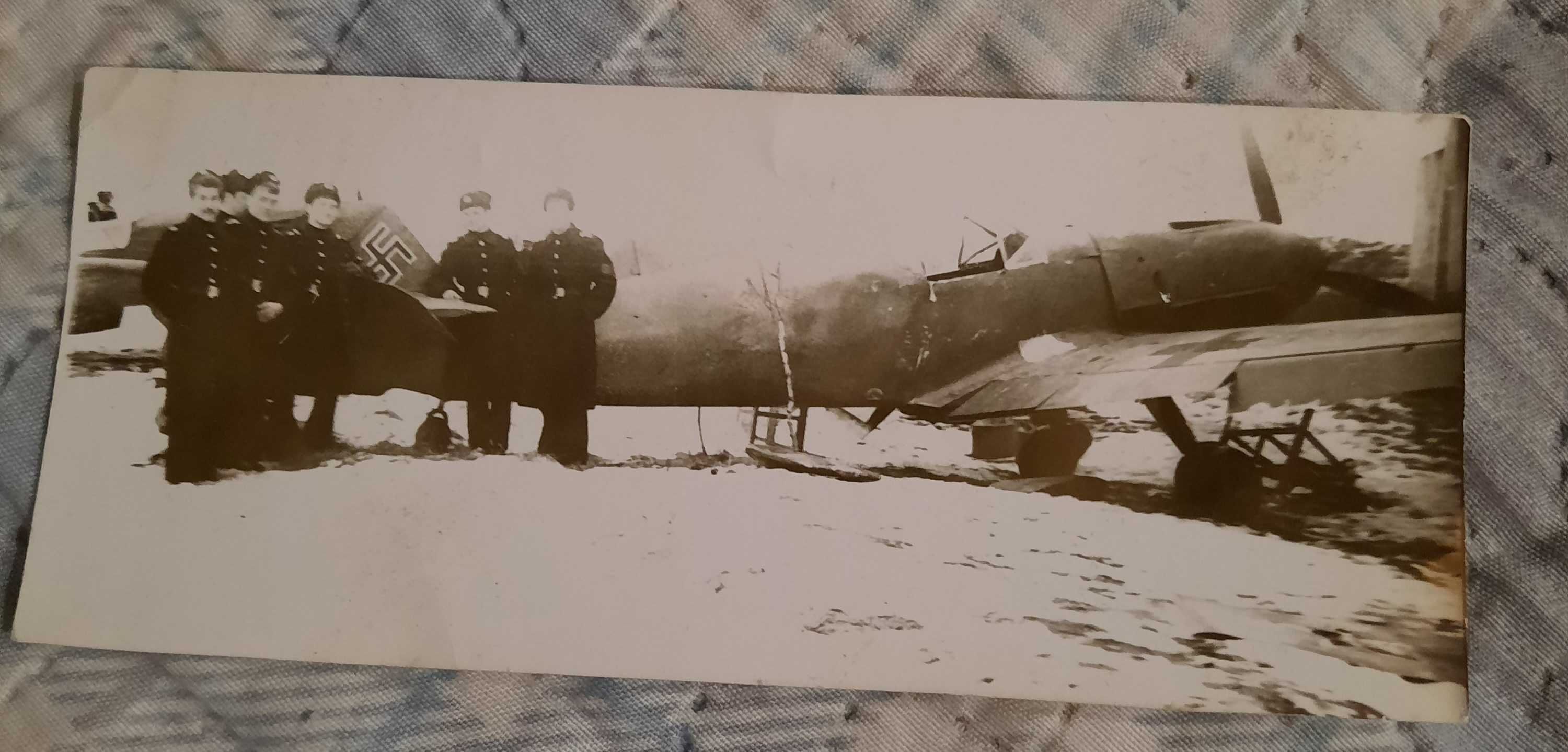 Фотография северного флота на фоне трофейного немецкого самолёта