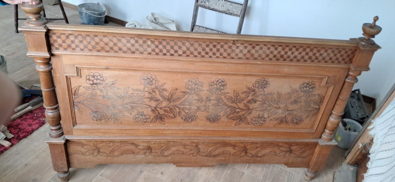Cama de Madeira Antiga