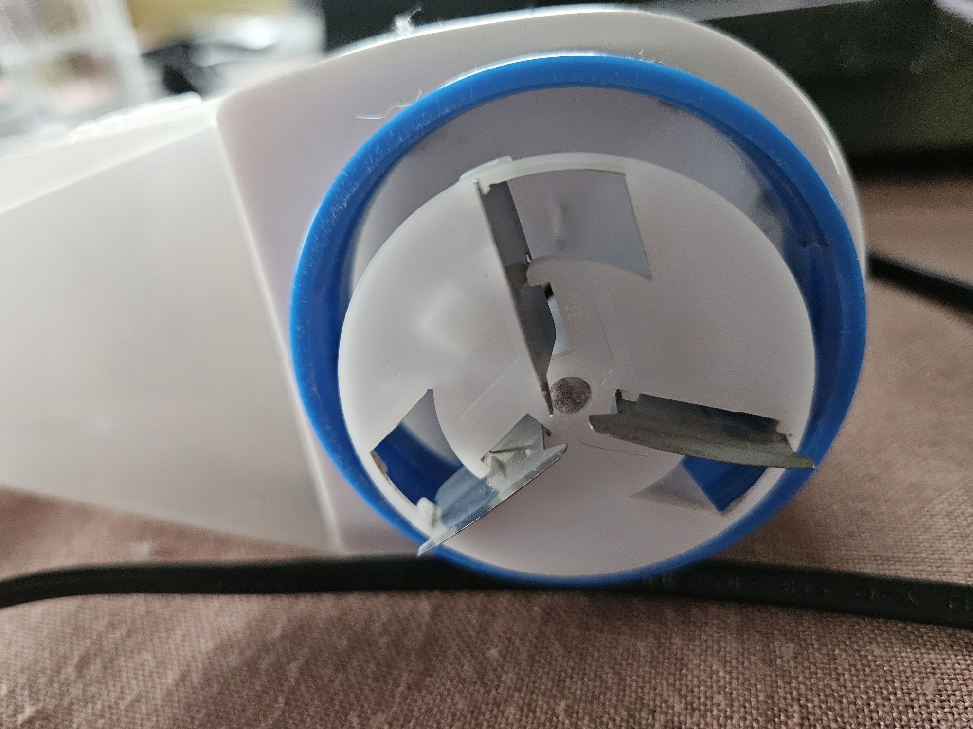 Golarka elektryczna do ubrań
