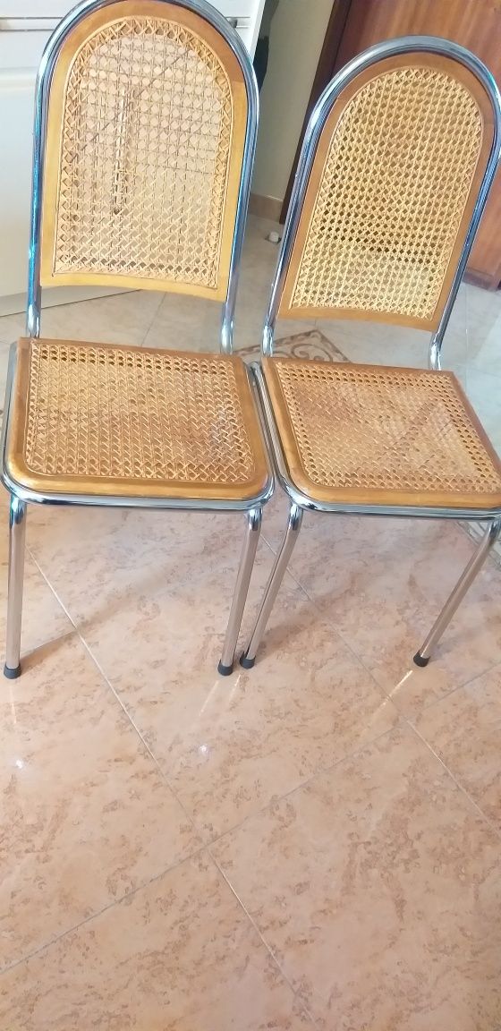 Mesa oval e cadeiras em palhinha